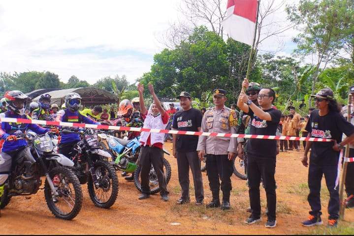 Camat Halong Rahmadi, saat membuka kegiatan Trail Adventure Baksos 5 Agama di Desa Hauwai, Kecamatan Halong, Balangan, Minggu (5/5/2024). Foto: MC Balangan