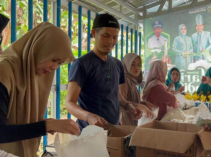 Pasar murah di Desa Lok Hamawang Kecamatan Lampihong mampu menarik ratusan warga yang rela berdesakan untuk mendapatkan bahan pokok dengan harga terjangkau. Foto: Disperindag Balangan