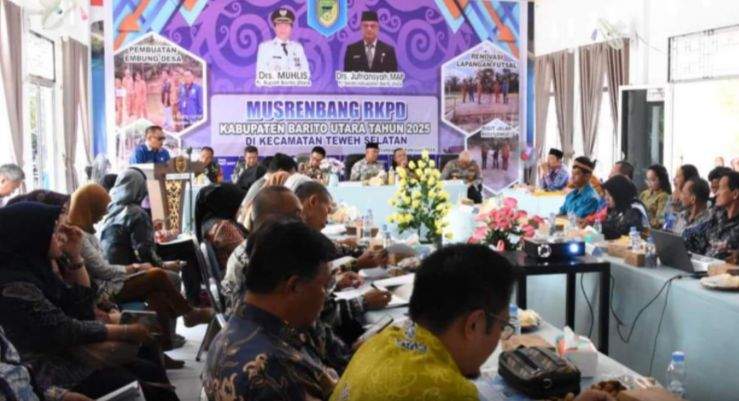 Musyawarah Perencanaan Pembangunan Rencana Kerja Perangkat Daerah (Musrenbang RKPD) Kabupaten Barito Utara untuk Tahun 2025 Kecamatan Teweh Selatan tahun 2024 dilaksanakan di aula kantor kecamatan Teweh Selatan desa Trahean, yang dirangkai dengan pemberian Vitamin A gratis kepada balita dan disediakan pula posko untuk layanan kesehatan, Kamis (29/2/2024). Foto: Pemkab Barito Utara