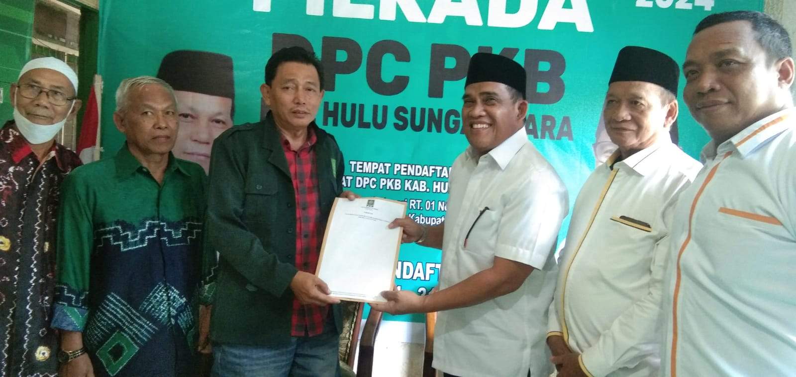 Wakil DPC Partai PKB Hamdani, saat menerima berkas pendaftaran bakal calon Bupati HSU Sahrujani, didampingi sejumlah Pengurus dari DPD Partai Golkar beserta simpatisan Sahaja, Selasa (7/5/2024). Foto: Windi/lenterakalimantan.com