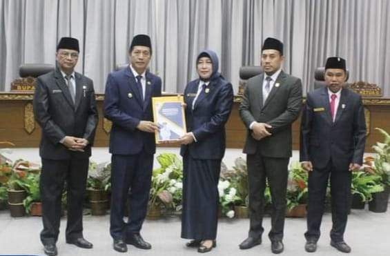 Serah terima Dokumen LKPJ antara Pemkab Barut dan Ketua DPRD Barut. Foto: Setwan Barut