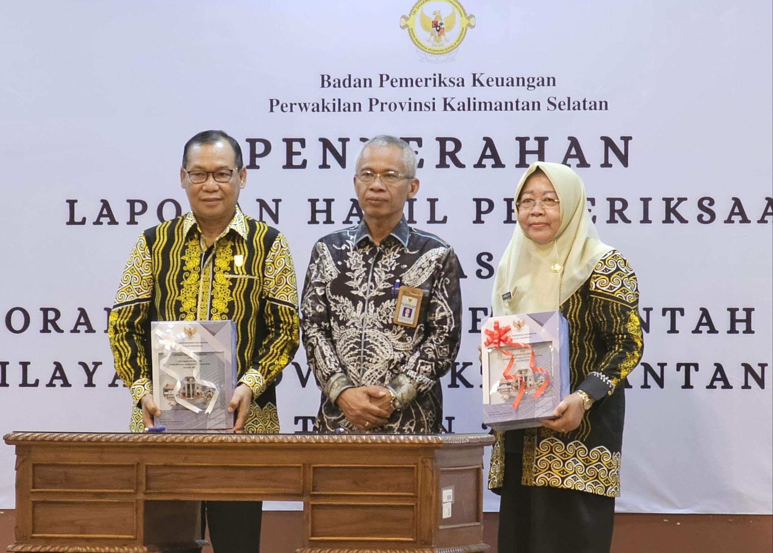 Kepala BPK RI Perwakilan Provinsi Kalsel, Rahmadi menyerahkan Laporan Hasil Pemeriksaan atas Laporan Keuangan Pemerintah Daerah (LKPD) Kabupaten Tabalong Tahun 2023 kepada Pejabat Bupati Tabalong, Hj Hamida Munawarah. Foto: Prokopim Tabalong