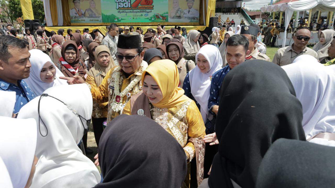 Gubernur Kalimantan Selatan, H Sahbirin Noor atau Paman Birin bersama Ketua TP PKK Kalsel Hj Raudatul Jannah atau Acil Odah berbagi kebahagian dengan memberikan hadiah umrah kepada warga di acara puncak Hari Jadi Kabupaten HSU ke-72 pada Kamis (2/5). Foto: Adpim Kalsel