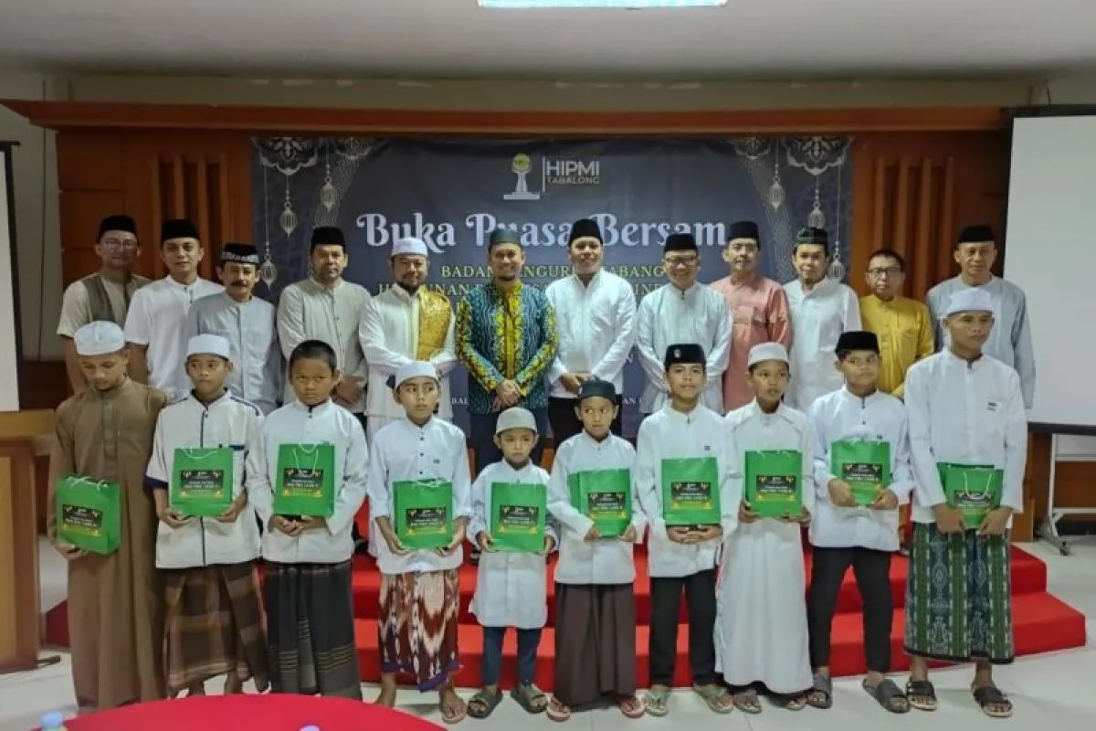 Penjabat Sekda Tabalong M Fitri Hernadi (baju batik) saat menghadiri buka puasa bersama HIPMI Tabalong