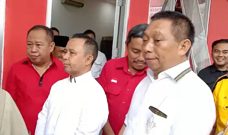 H. Yamani dan H. Juanda usai serahkan berkas lamaran ke DPC PDIP Tapin. Sabtu (4/5/2024).
