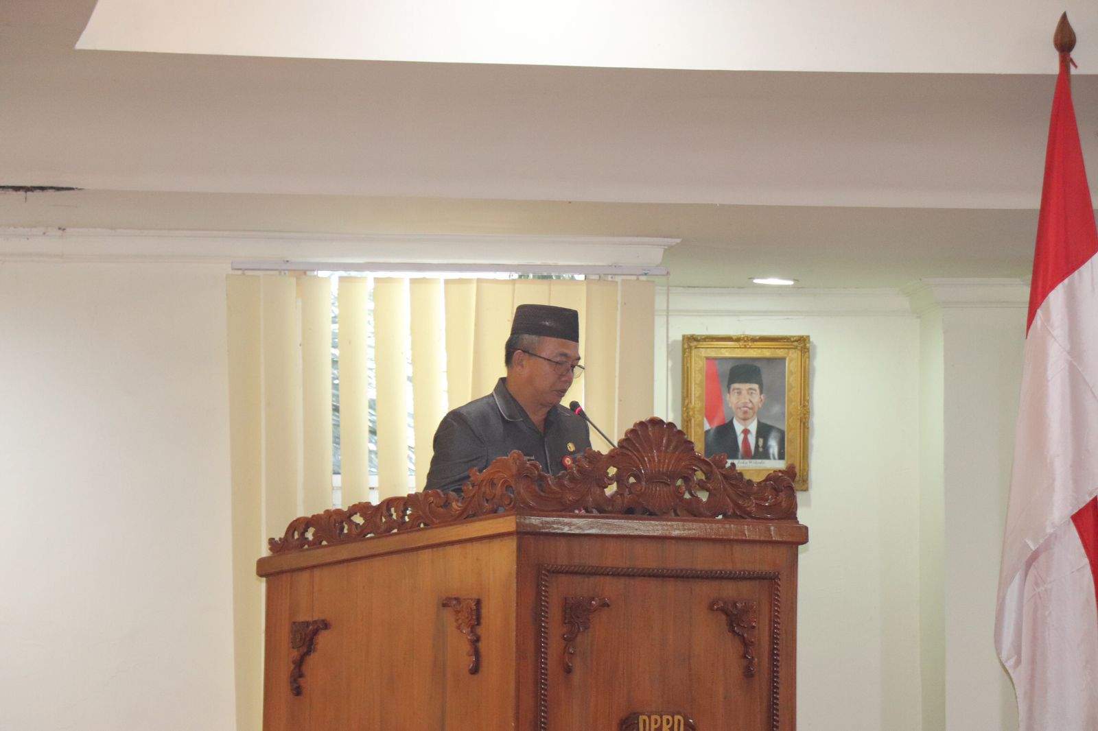 Pj Bupati Kabupaten Tapin M. Syarifuddin saat menyampaikan sambutan pada rapat paripurna pembahasan Raperda. Selasa (30/4/2024)