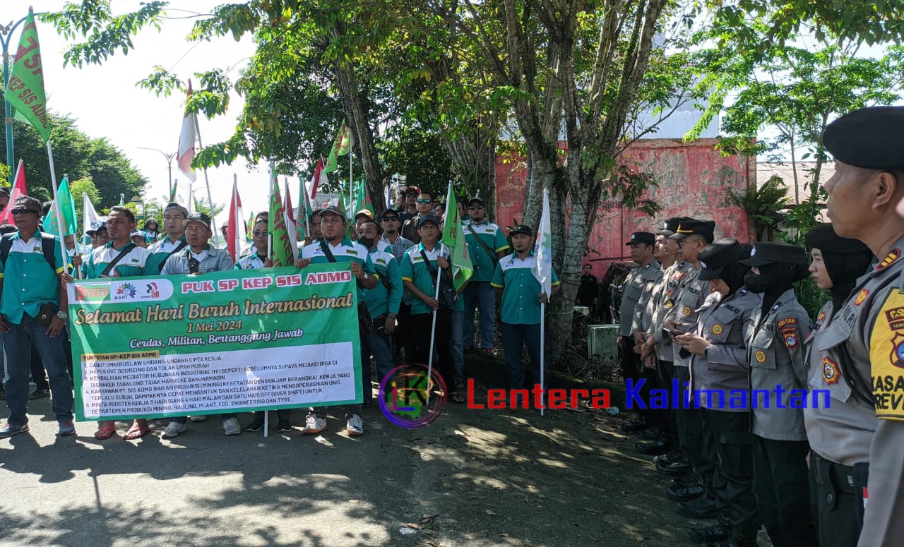 Para pekerja menyampaikan lima tuntuntan di halaman kantor Disnaker Tabalong. Sumber JM/lenterakalimantan.com