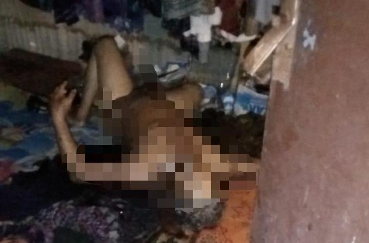 Sosok mayat berjenis kelamin pria ditemukan membusuk pada salah satu rumah di kawasan pasar THR Jalan Gubernur Soebarjo, Kelurahan Telaga Biru, Kecamatan Banjarmasin Barat. Rabu (1/5/2024). Foto: Relawan.