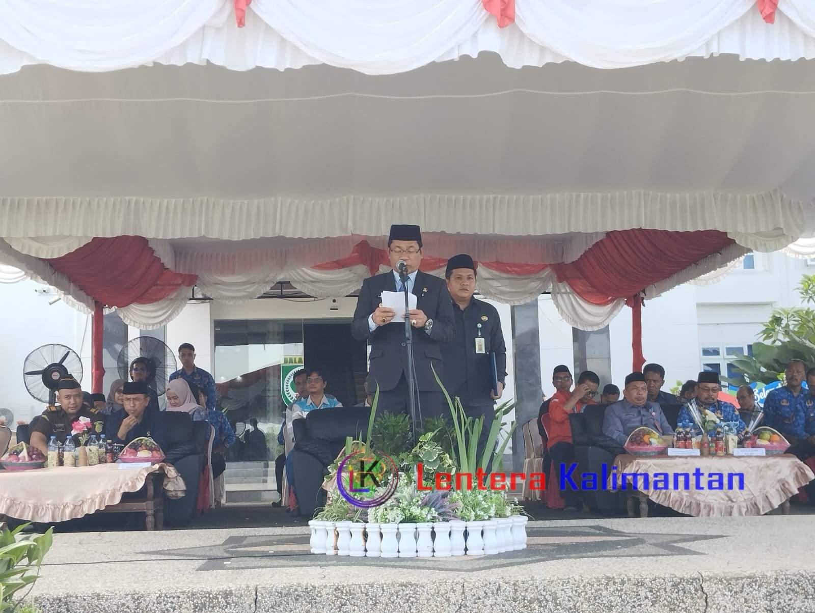 Bupati Abdul Hadi saat memberikan amanat dari Kemenristek pada Peringatan Hari Pendidikan Nasional 2024. Foto: Windi/lenterakalimantan.com