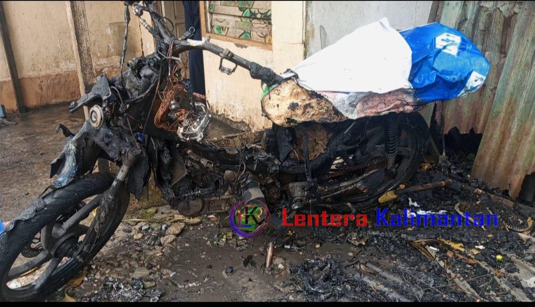 Satu unit roda dua milik Nurul Yadin yang ikut terbakar pada peristiwa kebakaran dini hari tadi. Foto: Arsyad/lenterakalimantan.com