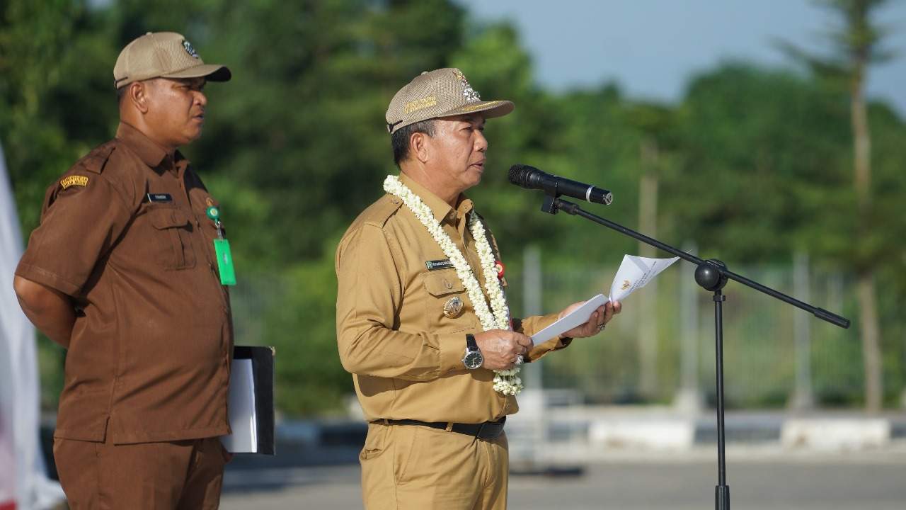 Pj Bupati Tapin, M. Syarifuddin saat membacakan sambutan pada peringatan HPN Tahun 2024 yang berlangsung di halaman kantor Sekretaris Daerah Kabupaten Tapin. Jumat (3/5/2024).
