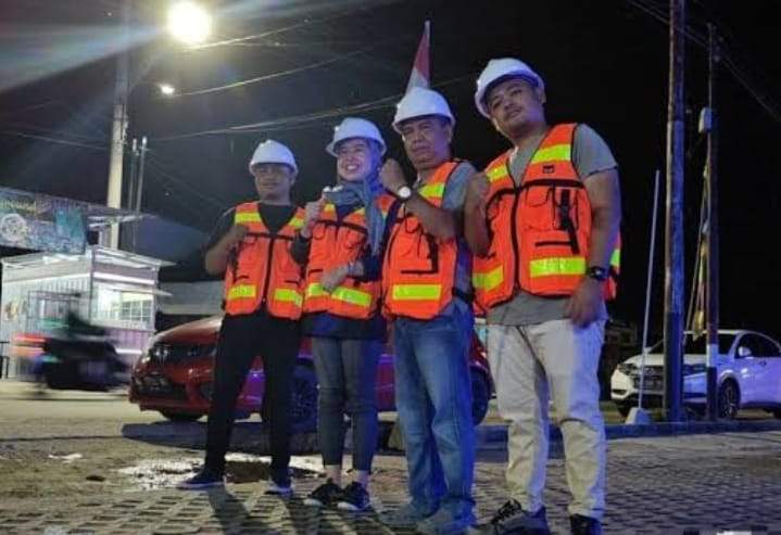 Tim Penerangan Jalan Dishub Balangan, saat melakukan pembenahan penerangan jalan di Kecamatan Batumandi. Foto: Dishub Balangan