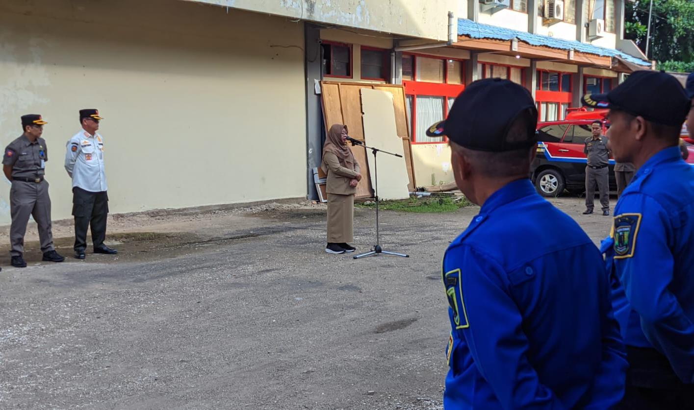 Pj Bupati Tabalong, Hj Hamida Munawarah membina apel. Sumber foto: JM/lenterakalimantan.com