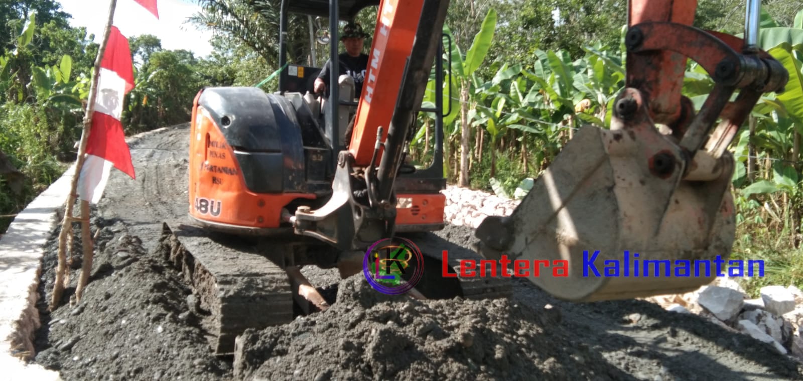Satgas TMMD Kodim 1001/HSU-Balangan, menggunakan alat berat saat meratakan material untuk peningkatan infrastruktur jalan di Desa Sungai Karias Kecamatan Amuntai Tengah, HSU. Foto: Windi/lenterakalimantan.com