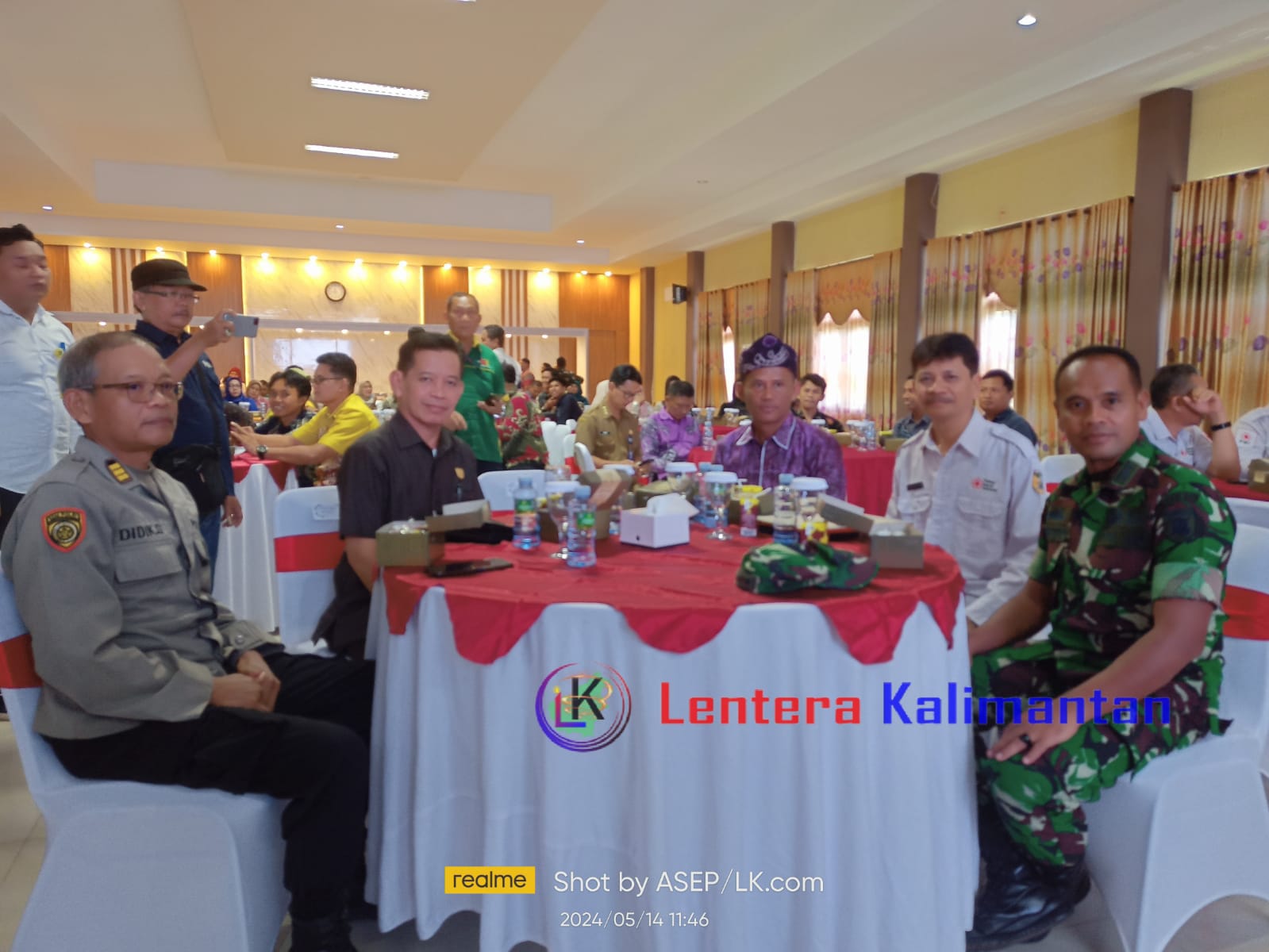 H Junaidi Ketua Komisi II DPRD Tala, H Junaidi (memakai baju safari coklat lengan pendek) di sampingnya mantan Bupati Tala HM Sukamta dan Ketua PMI H Syahrian Nurdin. Foto: dok. Asep/lenterakalimantan.com