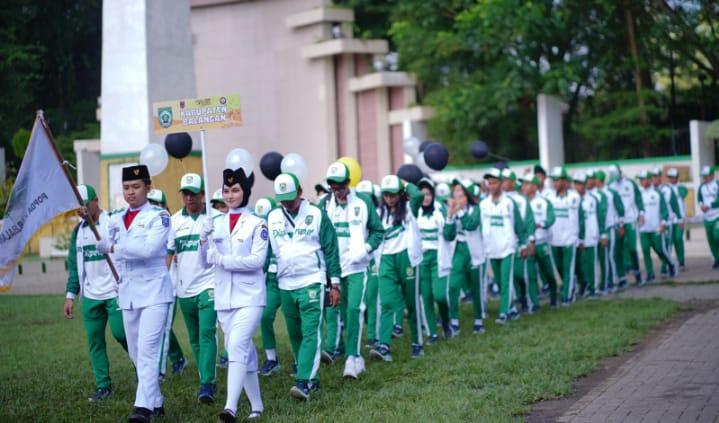 Kontingen Balangan mengikuti pembukaan POPDA Kalsel 2024 di Kabupaten Hulu Sungai Selatan (HSS). Foto: MC Balangan