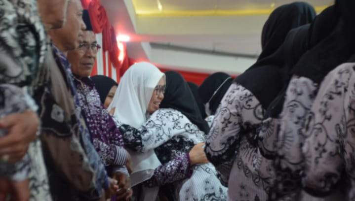 Halal bi halal PGRI Kecamatan Awayan diwarnai isak tangis saar pelepasan guru purna tugas di Mahligai Mayang Maurai. Foto: MC Balangan