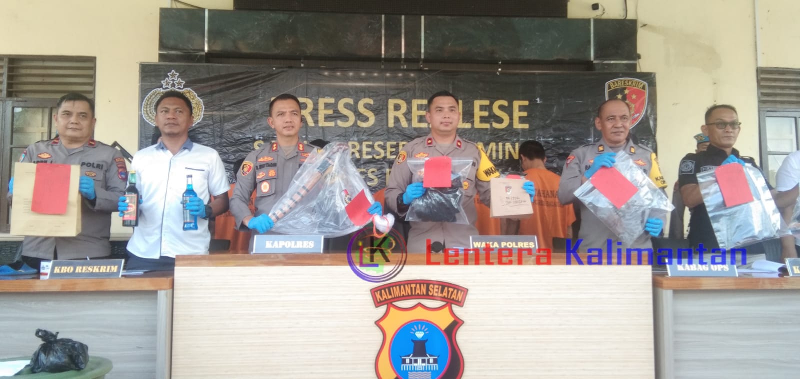 Kapolres Balangan AKBP Riza Mutaqqin bersama jajaran saat menggelar prees release dihalaman Mapolres dalam rangka pengungkapan kasus operasi sikat intan 2024. Rabu (15/5/2024). Foto: Windi/lenterakalimantan.com