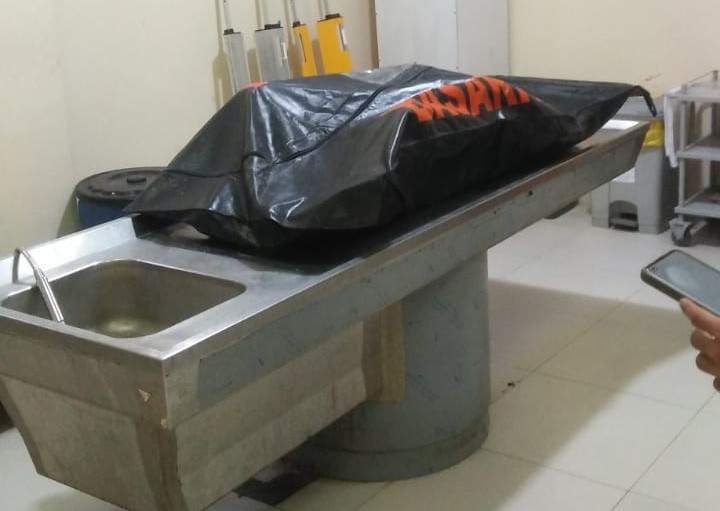 Jenazah korban yang menceburkan diri dari jembatan Basirih sudah menyampai di ruang jenazah RSUD Ulin Banjarmasin. Sabtu (18/5/2024). Foto: Tim SAR Gabungan