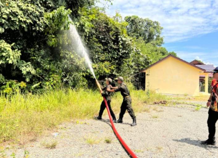 Satlinmas saat mencoba simulasi penanganan pompa alkon untuk kesiapan dalam menghadapi bencana yang ada di Kabupaten Balangan. Foto: MC Balangan