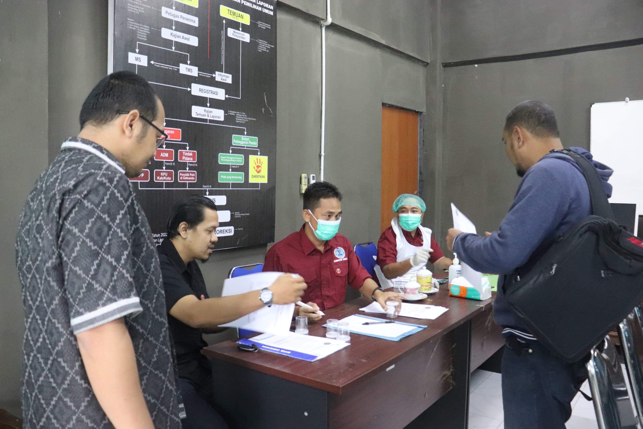 Salah satu calon anggota Panwaslu Kecamatan menjalani administrasi untuk di tes urine. Foto: JM/lenterakalimantan.com