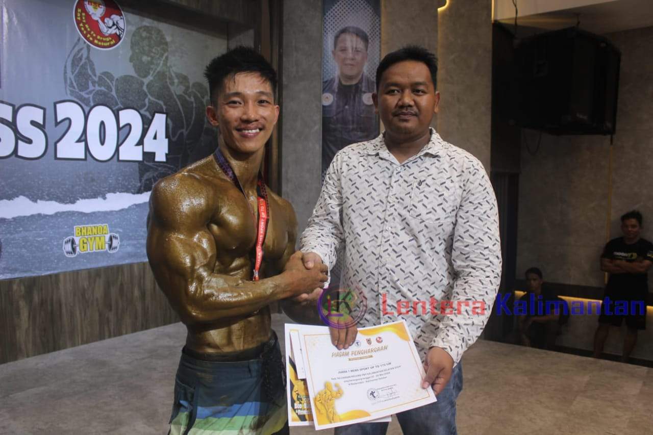 Sekretaris PBFI Tanah Laut, Hegen Dadang Prayoga saat menyerahkan penghargaan kepada atlet Tala yang meraih medali emas. Minggu (26/5/2024). Foto: Arsyad/lenterakalimantan.com