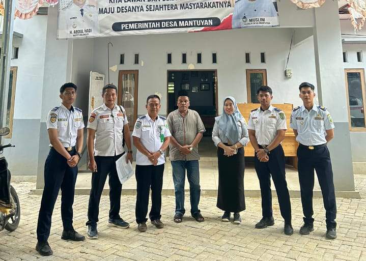 Jajaran Dishub Balangan saat melakukan koordinasi dengan pihak Kecamatan Halong terkait program Desa Terang. Foto: Dishub Balangan