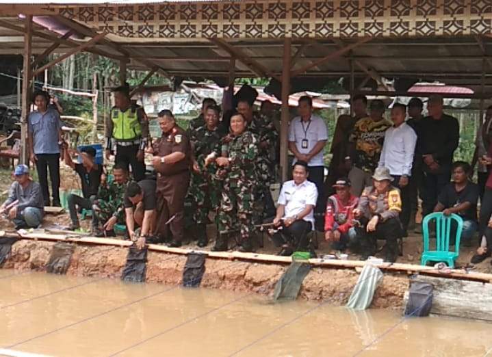 Komandan Kodim 1001/HSU-Balangan Letkol Kav Gunantyo Ady Wiryawan merupakan orang pertama yang berhasil mendapatkan strike ikan nilai, melampui peserta mancaing mania. Rabu: (29/5/2024). Foto: Windi/lenterakalimantan.com