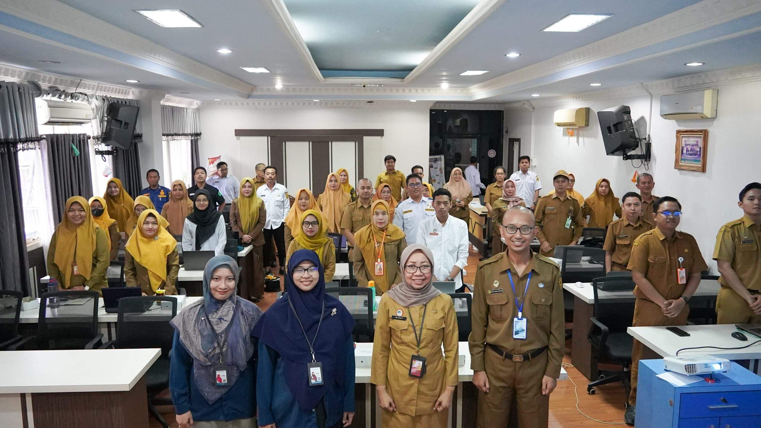 Pemerintah Kota (Pemko) Banjarmasin melalui Dinas Komunikasi Informatika dan Statistik (Diskominfotik) menggelar Bimbingan Teknis (Bimtek) Rekomendasi Statistik dan Prinsip Satu Data Indonesia di Lingkup Pemerintah Kota, bertempat di Aula BKD Diklat, Jalan R.E. Martadinata No. 1 Gedung Blok B Lantai 3 Banjarmasin, Senin (29/4/2024). Foto: Pemko Banjarmasin