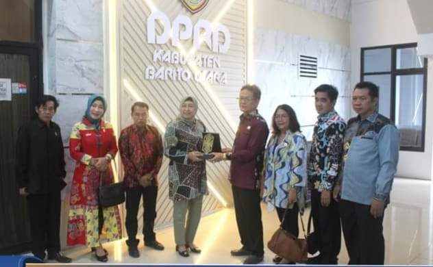 Serah terima cinderamata antara Ketua Komisi I DPRD Kalteng dengan Ketua DPRD Barut. Foto: Setwan Barut