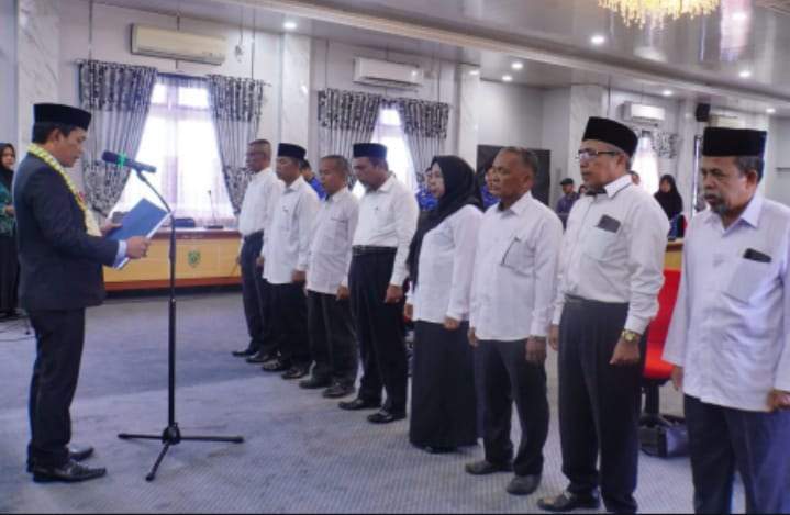 Bupati Abdul Hadi saat melantik delapan anggota Dewan Pendidikan Kabupaten Balangan periode 2024-2027 di Aula Benteng Tundakan, Paringin. Foto: Kominfo Balangan