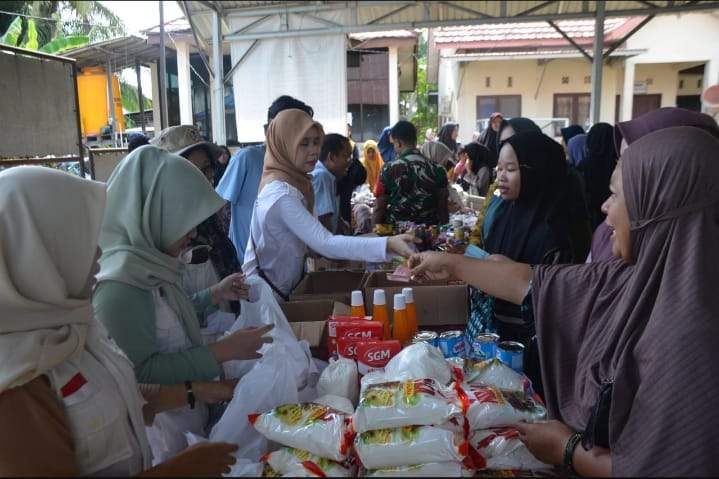 Antusias warga Kecamatan Juai Kabupaten Balangan, saat memanfaatkan kegiatan pasar murah yang diselegggarakan Pemkab Balangan melalaui Disperindag dan DKP3 setempat. Doto: Disperindag Balangan