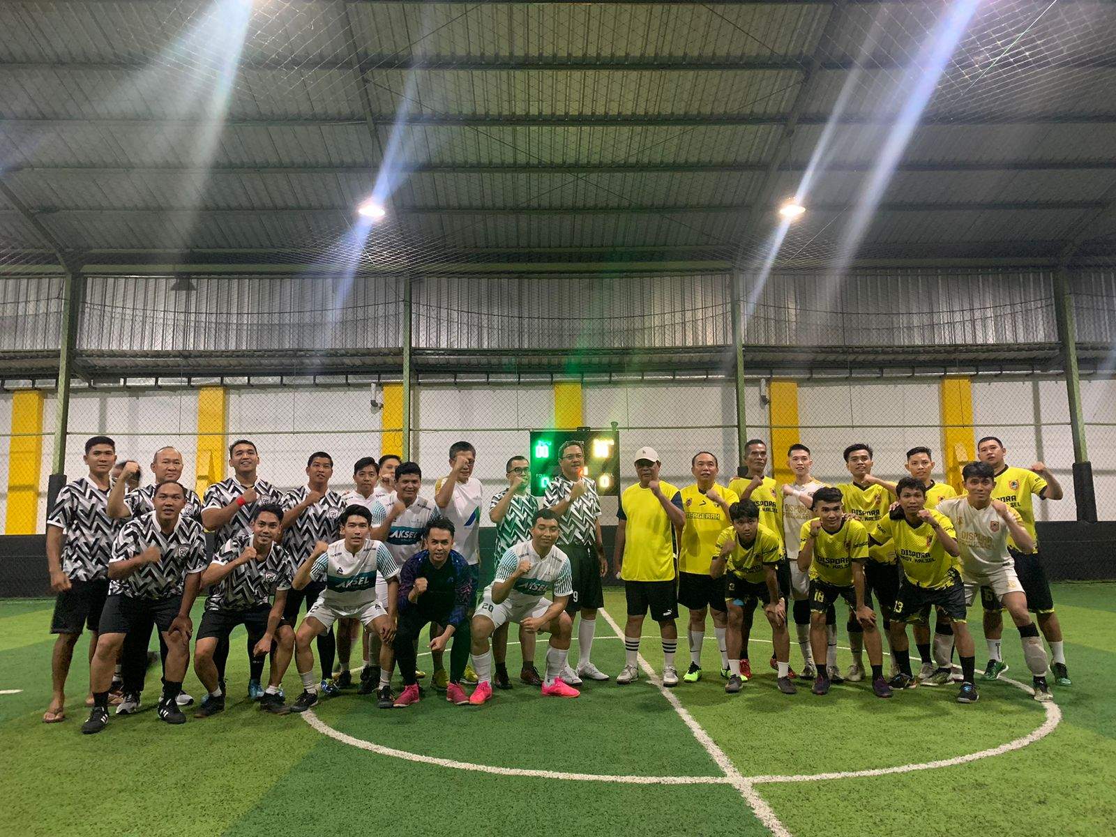 Gubernur Sahbirin Noor Fun Futsal bersama OJK dan Bank Kalsel. Foto: Ikhsan/lenterakalimantan.com