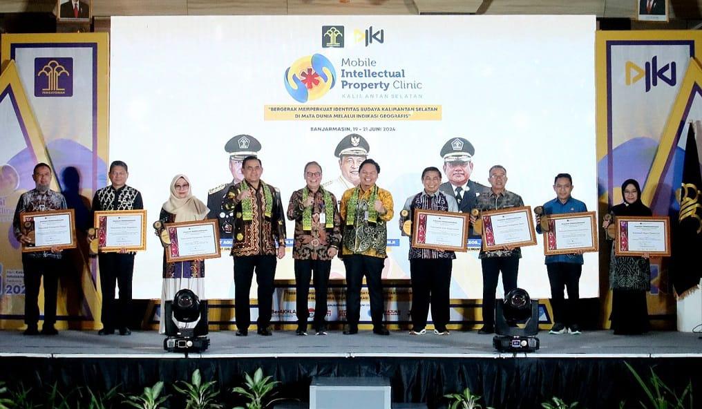 Pemkab Banjar meraih penghargaan terbaik III kategori jumlah permohonan terbanyak Hak Kekayaan Intelektual (HAKI) 2022-2023 pada ajang Mobile Intellectual Property Clinic Edisi ke-3 yang digelar Kanwil Kalsel Kemenkumham RI, di G’Sign Hotel Banjarmasin, Rabu (19/6/2024) malam. Foto: Pemkab Banjar