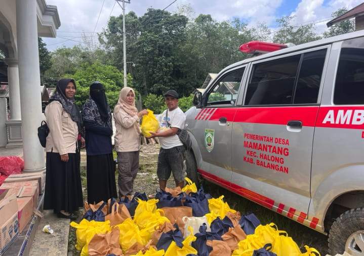 Penyaluran bantuan pangan tahap dua, dilakukan DKP3 Balangan untuk masyarakat di desa rawan pangan di Kecamatan Halong, Kabupaten Balangan. Foto: Windi/lenterakalimantan.com