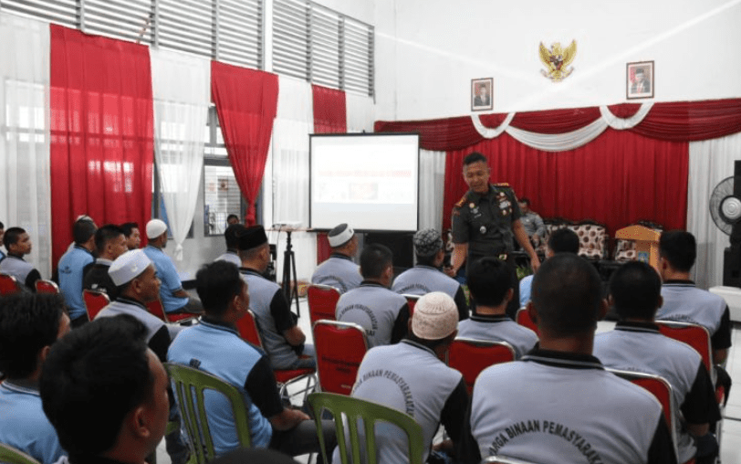 Rumah tahanan negara (Rutan) Kelas IIB Barabai bekerja sama dengan Kodim 1002/Hulu Sungai Tengah (HST) menyelenggarakan penyuluhan wawasan kebangsaan bagi warga binaan pemasyarakatan, Senin (20/5/2024). Foto: Pemkab Banjar