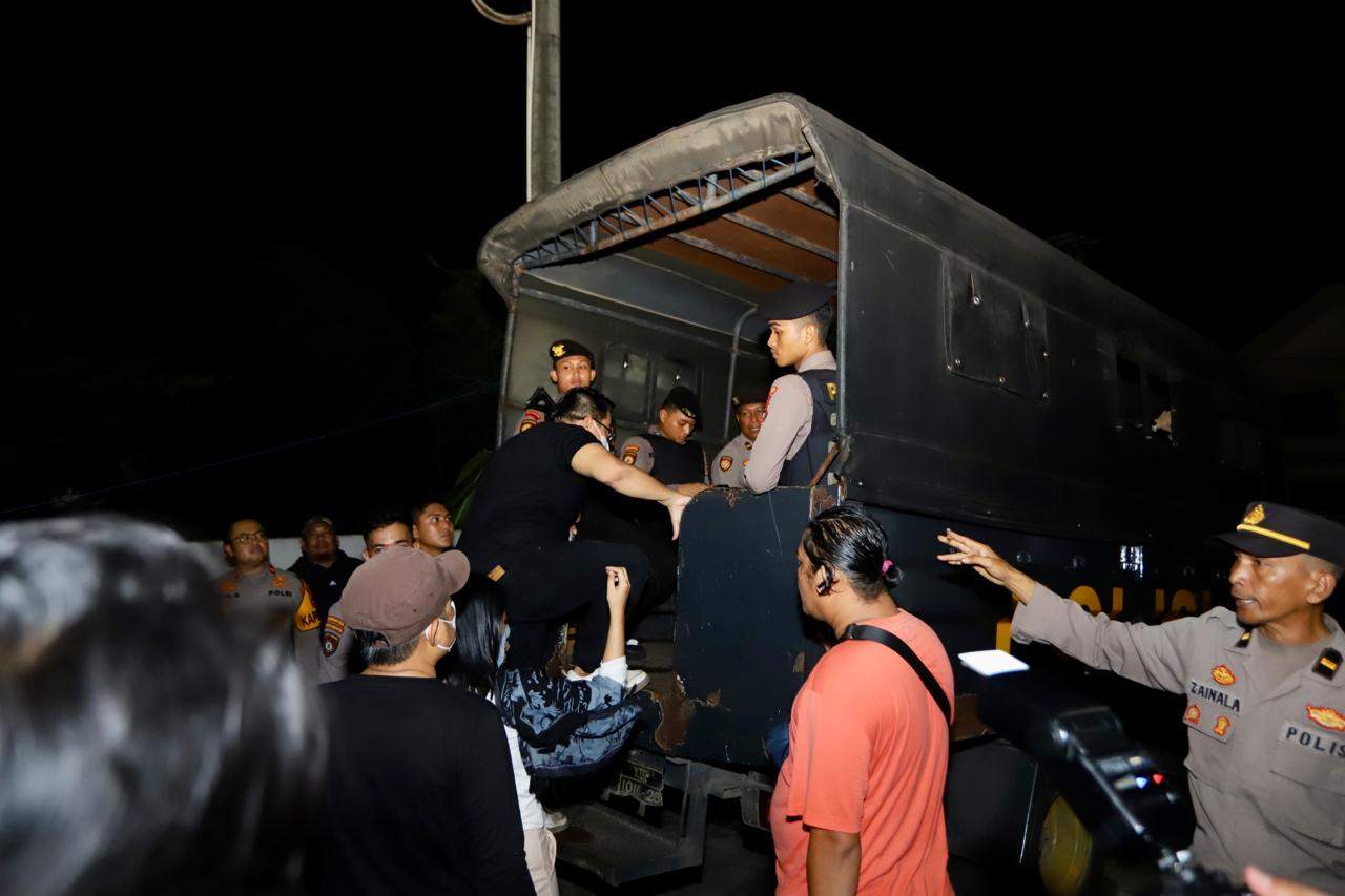 Tim Gabungan dari Polresta Banjarmasin amankan belasan orang di salah satu kamar Hotel Pyramid di Jalan Skip Lama. Sabtu (8/6/2024). Foto: Humas Polresta Banjarmasin