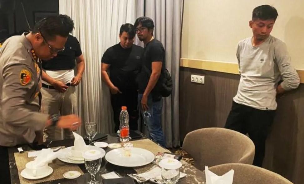 Kombes Pol Sabana Atmojo pimpin langsung razia gabungan di sebuah kamar nomor 607 di Hotel Pyramid Banjarmasin. Foto: Humas Polresta Banjarmasin