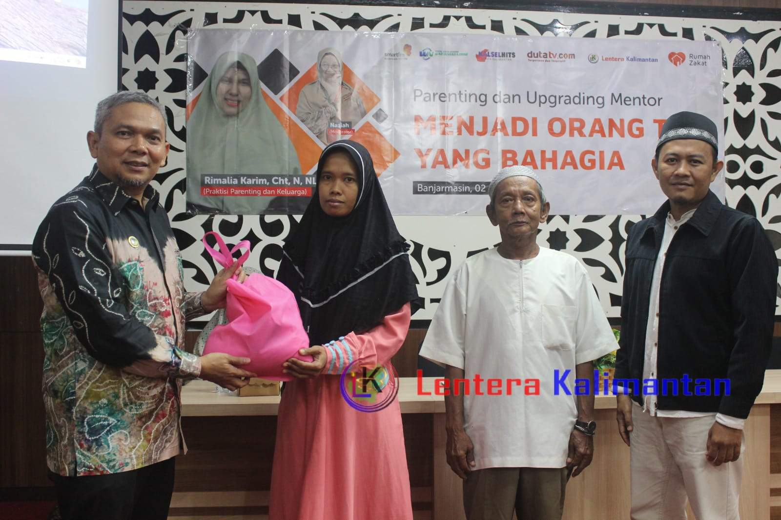 Staf Ahli Walikota Bidang Kerjasama dan Investasi, Iwan Fitriadi, SH.,MH didampingi oleh Representative Manager Rumah Zakat, Muhammad Luthfi Alfin serahkan sembako kepada perwakilan peserta. Minggu (2/6/2024). Foto: Arsyad/lenterakalimantan.com