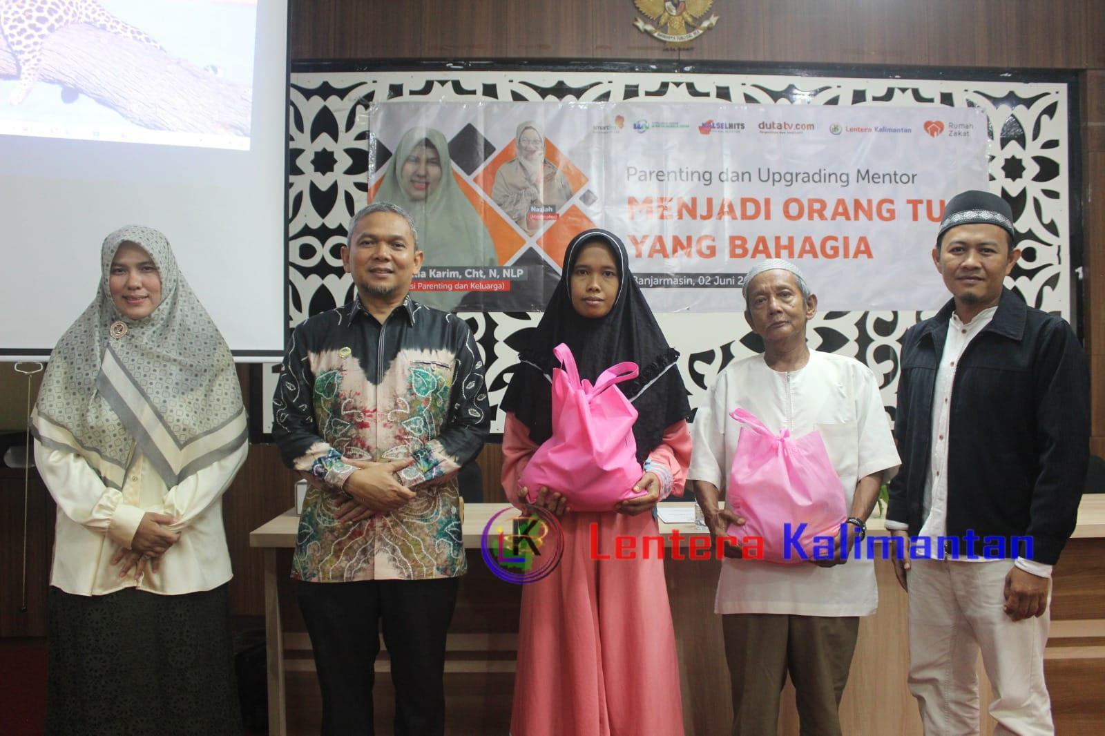 Rimalia Karim, Cht,N,NLP selaku Praktisi Parenting dan Keluarga selaku narasumber, Staf Ahli Walikota Bidang Kerjasama dan Investasi, Iwan Fitriadi, SH.,MH dan Representative Manager Rumah Zakat, Muhammad Luthfi Alfin bersua foto dengan dua peserta penerima manfaat. Foto: Arsyad/lenterakalimantan.com
