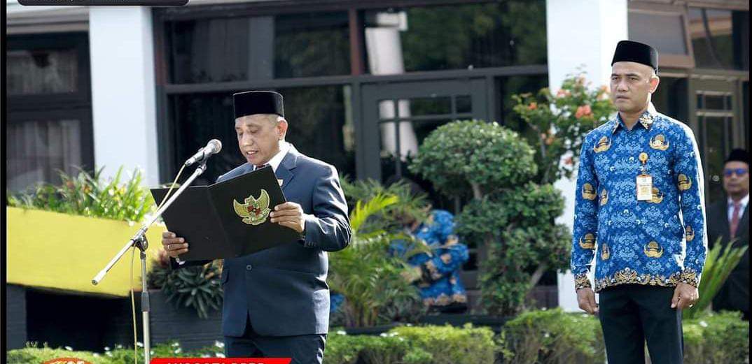 Anggota DPRD Tala H Zazuli didaulat membacakan teks Undang -Undang Dasar 1945 di upacara peringatan hari lahir Pancasila. (Dok foto kiriman)