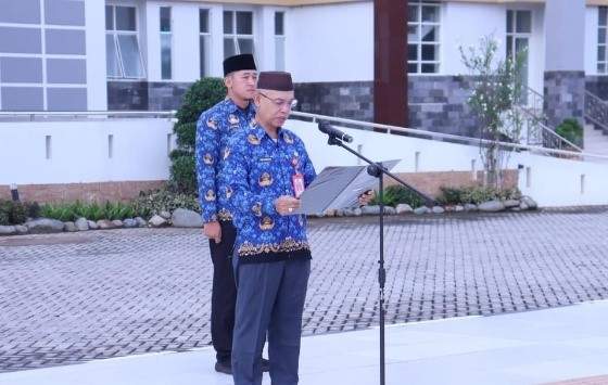 Sekretaris Daerah Kabupaten Tapin, Sufiansyah, memimpin upacara peringatan Hari Lahir Pancasila yang digelar di halaman Kantor Sekretariat Daerah Tapin, Senin (3/6/2024).