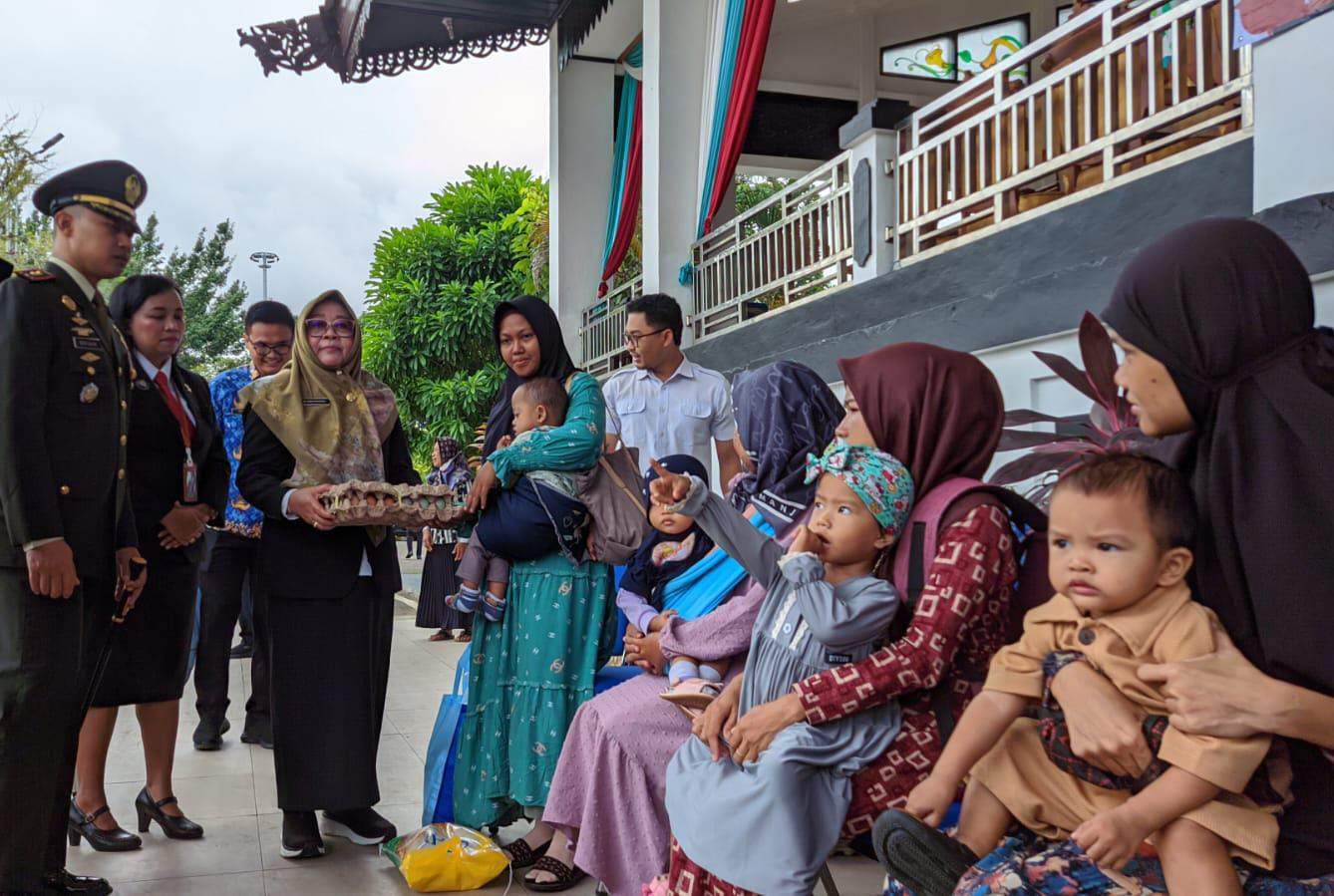 Penjabat Bupati Tabalong, Hj Hamida Munawarah menyerahkan penyaluran bantuan berupa sembako. Foto: JM/lenterakalimantan.com