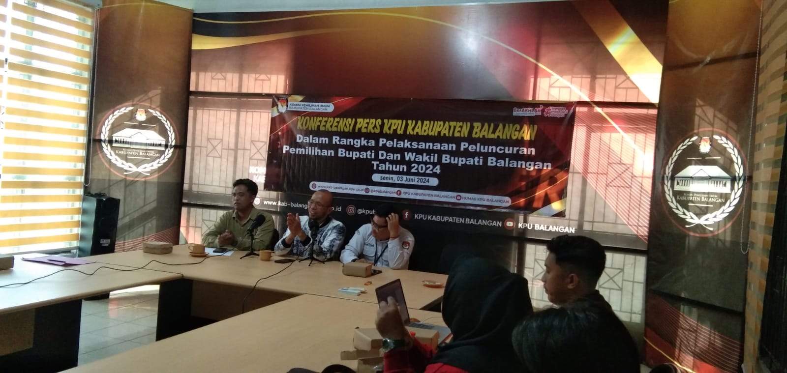 Komisioner KPU Balangan, Wahyudi bersama jajaran saat menggelar konfrensi pers bersama awak media untuk memaksimalkan sosialisasi Peluncuran Pilkada (2024).Windi/lenterakalimantan.com