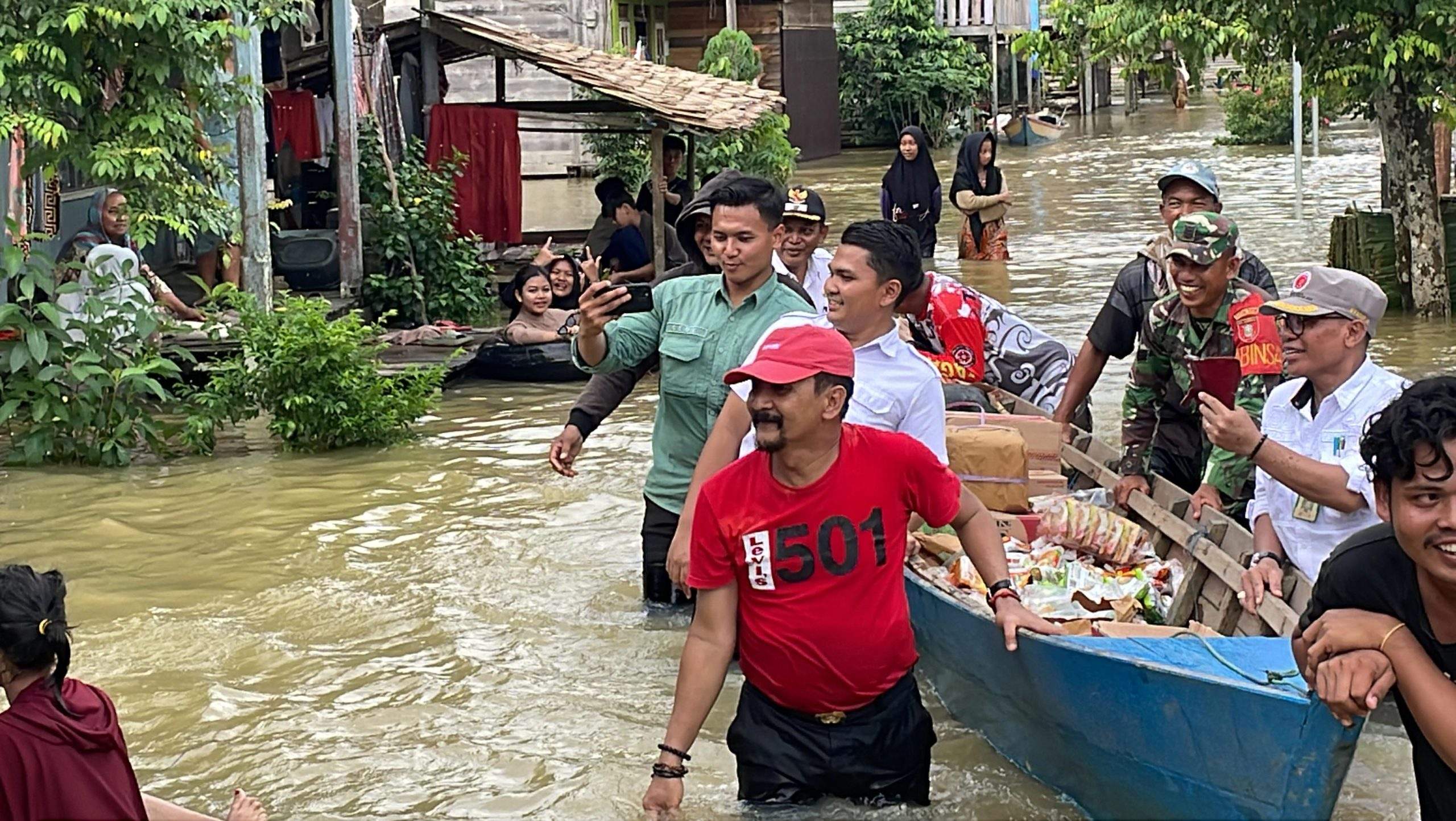 Pj Bupati Syamsir kunjungi korban banjir di Desa Asam-Asam, Jorong, Tanah Laut. Foto: Warga Desa Asam-Asam.