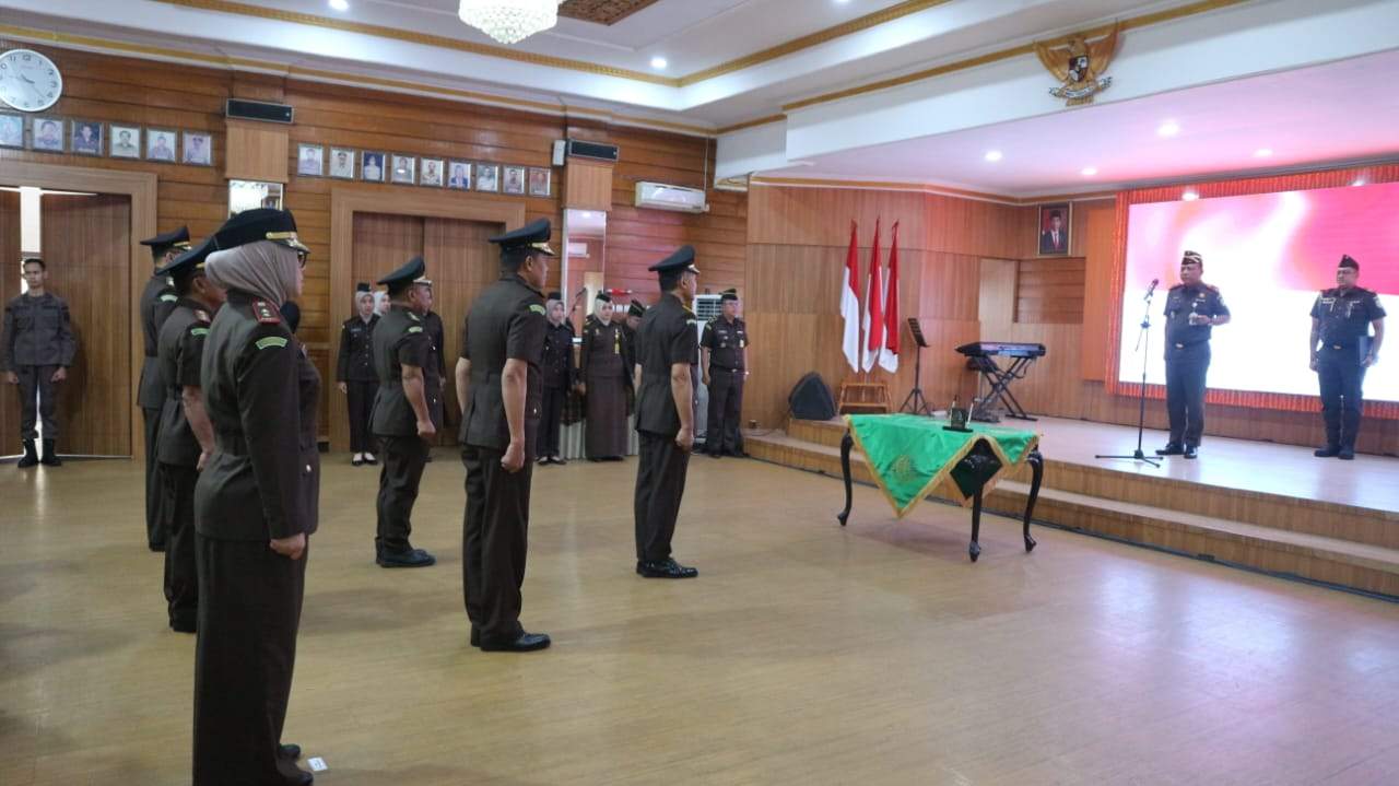 Kajati Kalsel Dr Mukri SH MH saat memimpin acara pelantikan dan serah terima jabatan