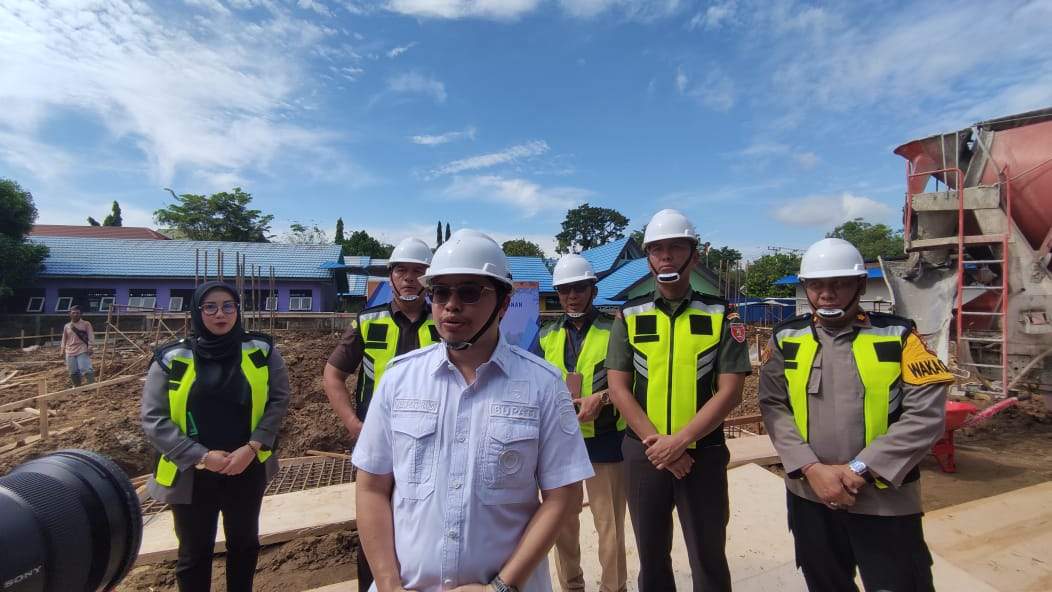 Bupati HST H Aulia Oktafiandi saat memberikan keterangan media usai meletakan batu pertama pembangunan gedung perpustakaan tiga lantai. Foto: Humas Bupati HST