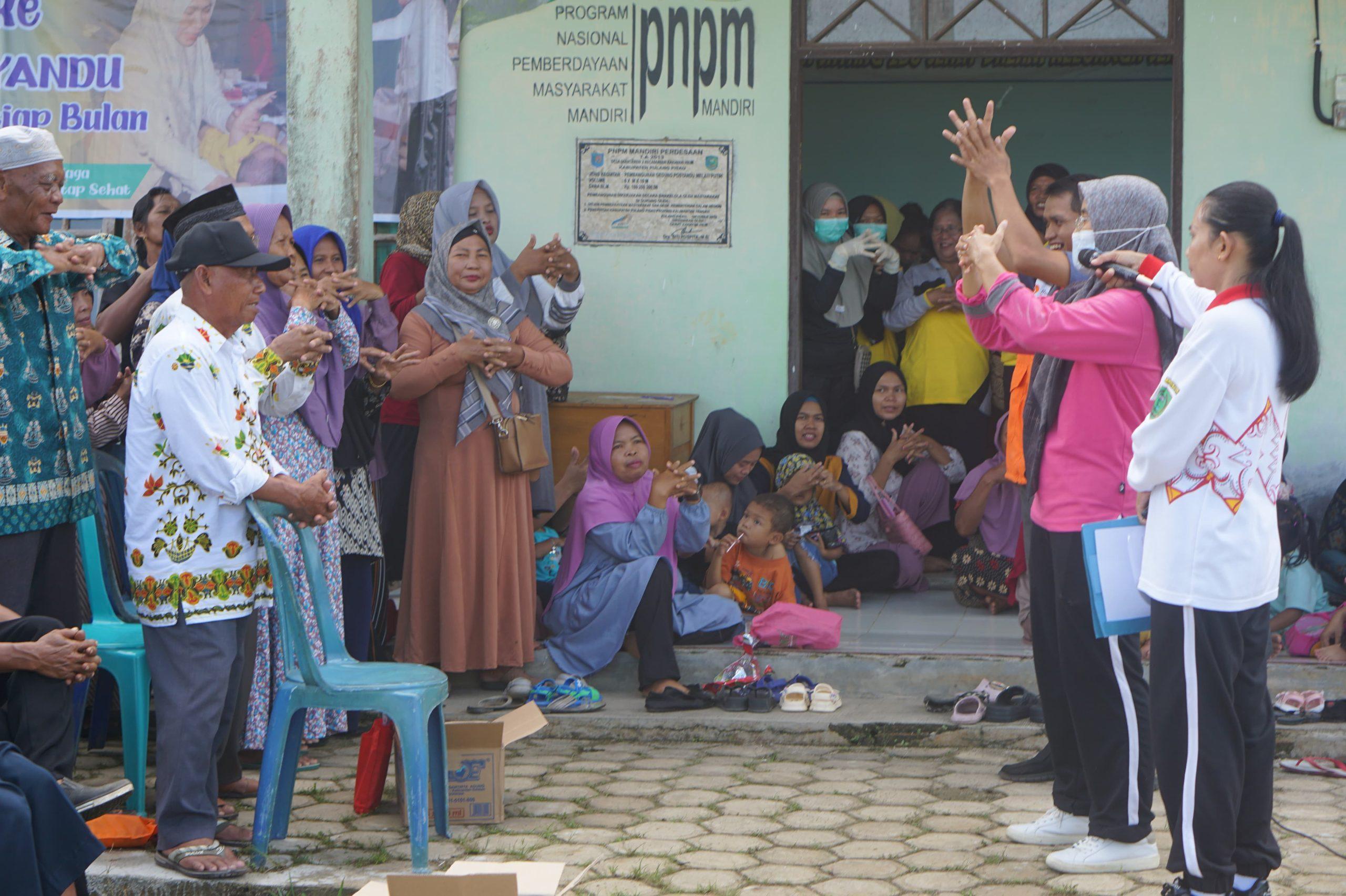 Antusias warga Desa Mantaren 2 saat memperagakan cara mencuci tangan yang baik dan benar pada kegiatan Sosialisasi PHBS, Jumat (7/6/2024). Foto: Rumah Zakat