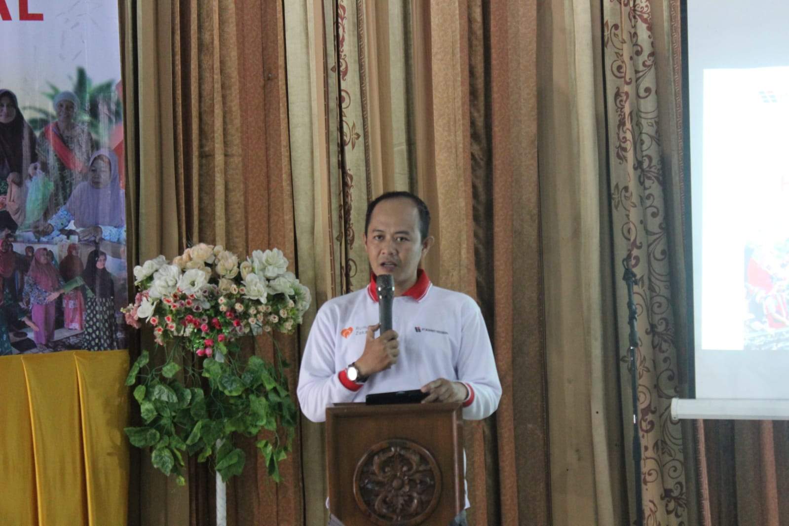Representative Manager Rumah Zakat, Muhammad Luthfi Alfin saat menyampaikan sambutan pada kegiatan yang diselenggarakan di Desa Mekar jaya, Kecamatan Angsana, Kabupaten Tanah Bumbu. Minggu (9/6/2024). Foto: Rumah Zakat Kalsel