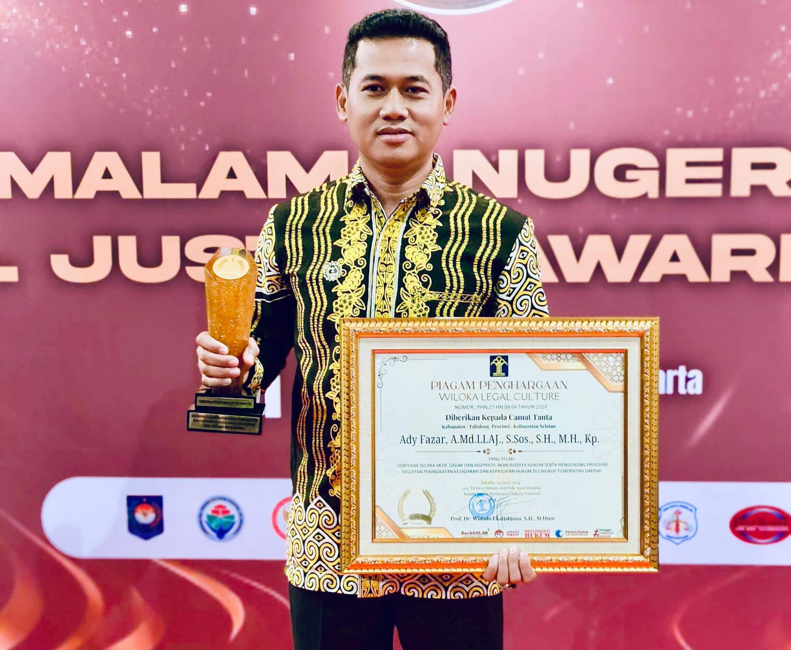 Camat Tanta, Ady Fajar menerima penghargaan. Foto: Camat Tanta Ady Fajar